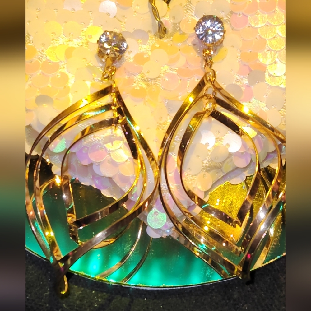 1 set of earrings